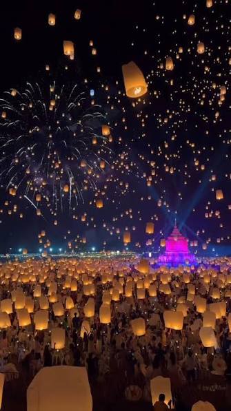 Yi Peng lanterns, Chiang Mai